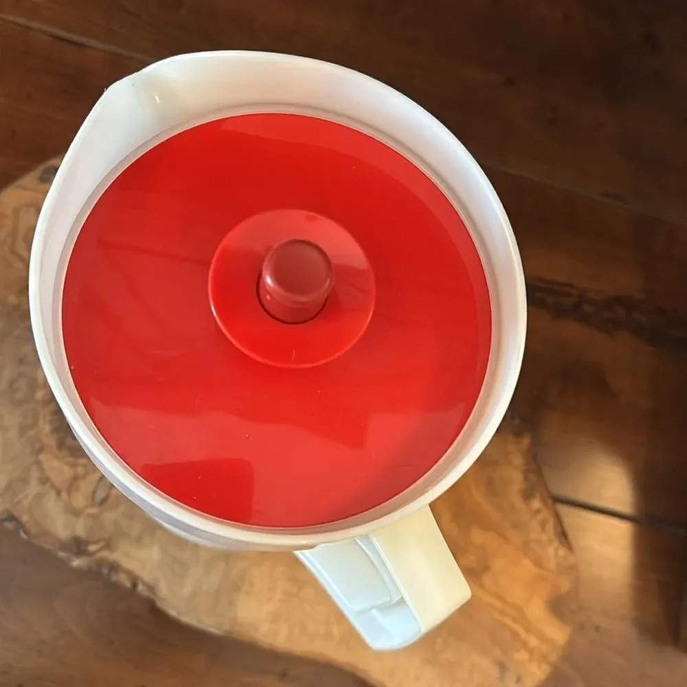 Tupperware 6 Cup Push Button Pitcher